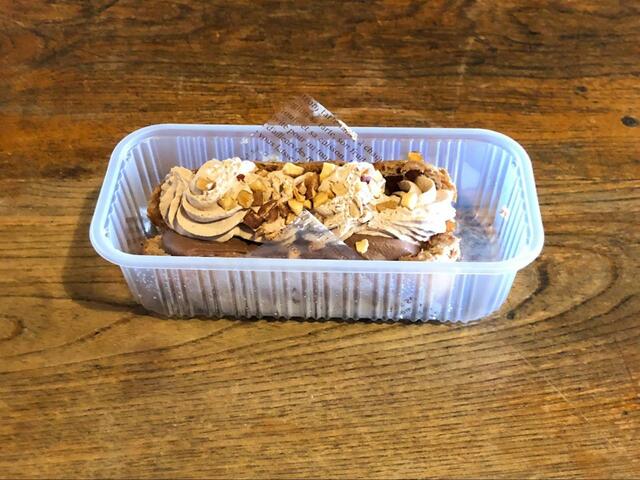 【ファミリーマート　濃厚ショコラエクレア】エクレアがくずれないよう、丁寧に梱包されています