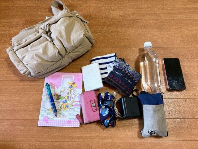 【3COINS 撥水パファーショルダーバッグ】スマホ、水筒、A5ノート、ポーチ、キーケース、財布など外出時の必需品を入れてみると…⇒