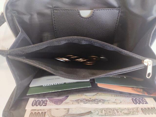 中央には、チャック式の小銭入れがあり、そのままお財布としても使えます