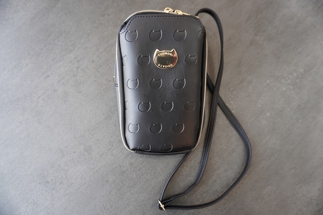 ネコのモチーフがかわいいスマホショルダー