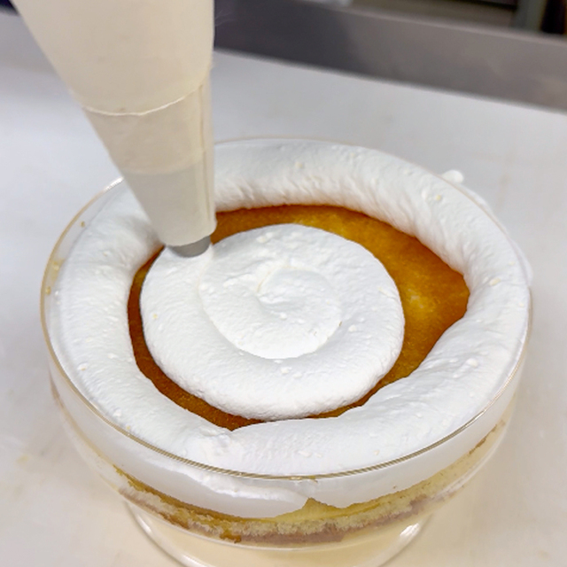 その上に「九州産純生クリーム」をたっぷり絞る。【お菓子のたいようのビッグパフェ3種】