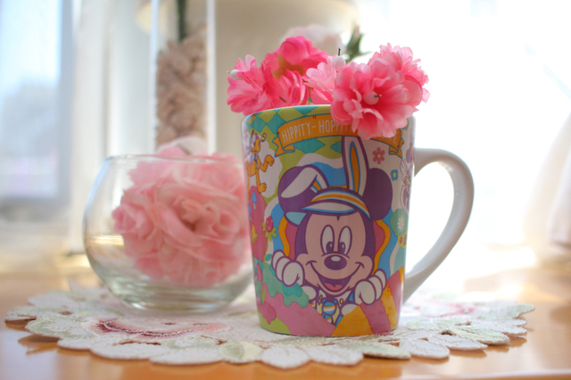 花瓶にもピッタリな、カラフルなデザイン。