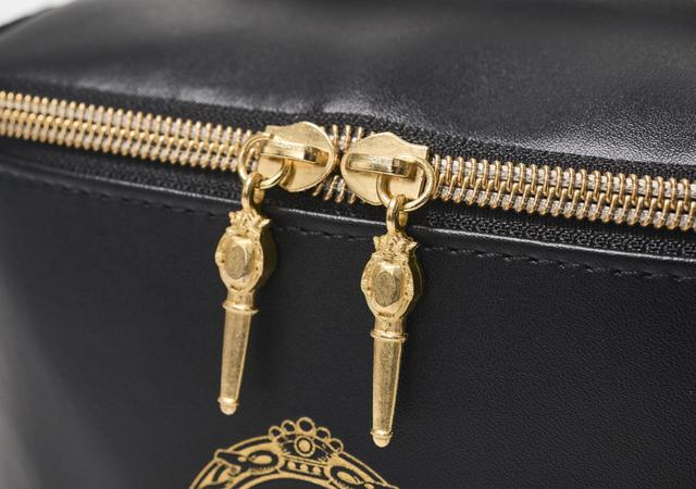 「Disney ツイステッドワンダーランド COLLECTION BOOK VANITY POUCH」