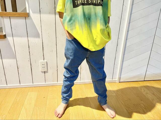 【らくらく動けるデニムテーパードパンツ（キッズ）】普段140サイズの長男にはやや大きめ