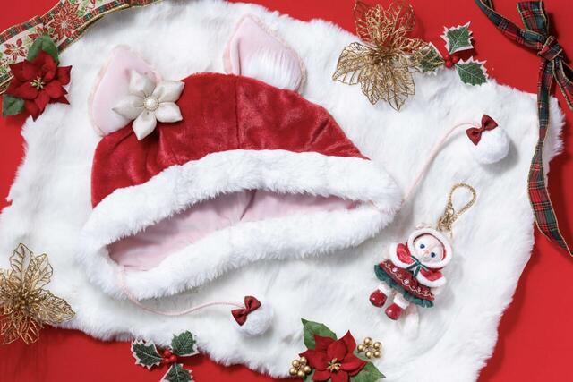 ファンキャップ 3,500円、ぬいぐるみバッジ 3,500円|東京ディズニーシー「ダッフィー&フレンズ」クリスマスグッズ|販売店舗:東京ディズニーシー「マクダックス・デパートメントストア」|発売日:2026年11月2日(月)