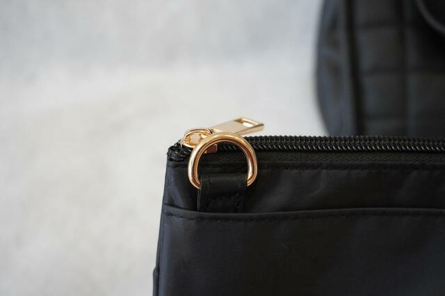 ポーチの金具もゴールドで統一