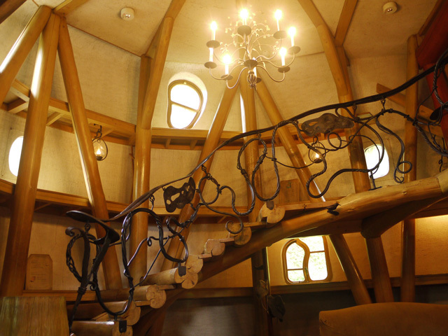 美しく装飾された、らせん階段