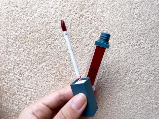 【3COINS（スリーコインズ） コスメシリーズ「and u（アンドユー）」リップグロス】深みのあるオレンジレッド