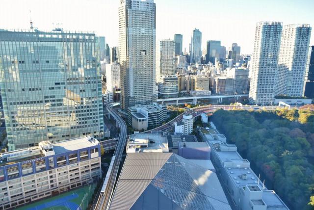 ゆりかもめやビル群など、ベイフロントらしいアーバンな景色も