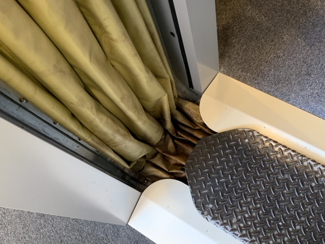 実物の「ホロ」をくぐって「渡り板」を通行