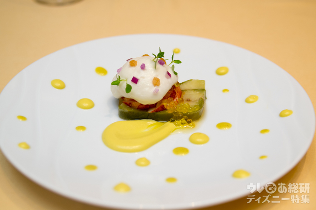 マドラスカリー風味のロブスター 青ナスのプレッセ添え 　ホワイトガスパチョのエスプーマと共に｜“ディズニー夏祭り”エンパイアディナー 10,000円｜ディズニーアンバサダーホテル「エンパイア・グリル」