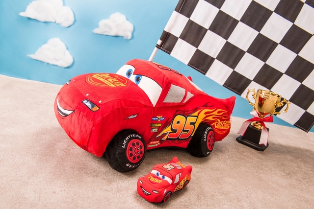 ビッグサイズのクッション（3,800円）とぬいぐるみバッチ（1700円）