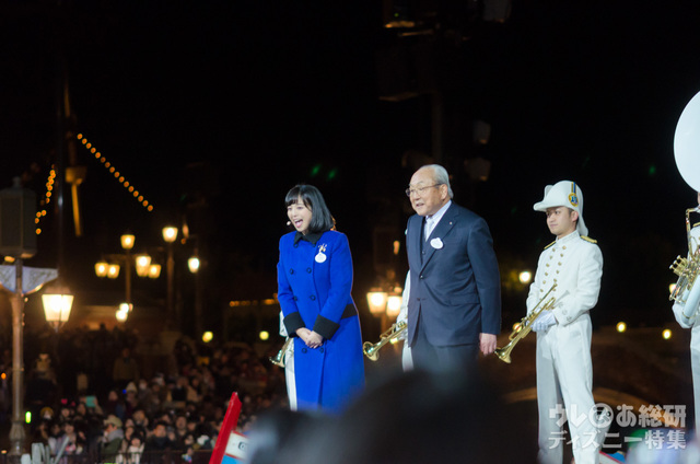 左：東京ディズニーリゾート・アンバサダー福本望さん 右：株式会社オリエンタルランド代表取締役会長(兼)CEO加賀見俊夫さん｜2017年「サンクスデー」東京ディズニーシー