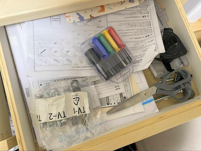 【整理整頓前】入れたい放題でごちゃついたデスクの引き出し