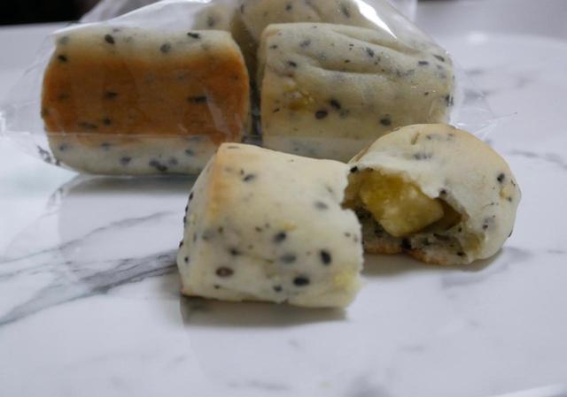 紀ノ国屋オリジナル　さつま芋と黒ごまのもちもちパン