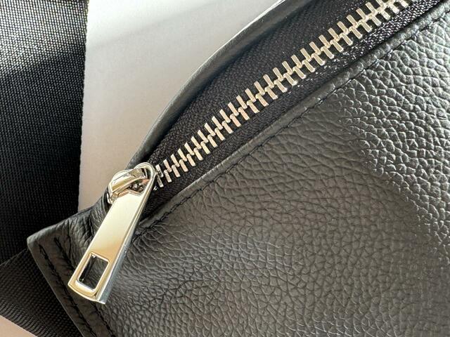 【GU リアルレザーボディバッグ】ファスナータイプ