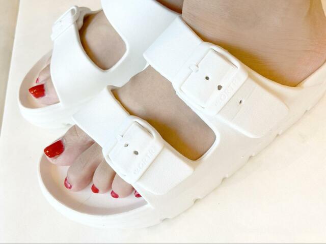 【ORiental TRaffic ダブルベルト厚底サンダル】かかと部分がないデザインですが、しっかりフィットさせれば歩行時にかかとだけ浮いてしまう心配もありません