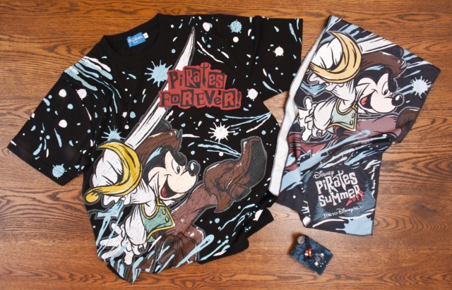 T シャツ  (100、120cm) 各1,900円、(140cm) 2,300円、(S、M、L、LL) 各2,600円、(3L) 2,900円、リストバンド 900円、冷感タオル〈COOLCORE〉 2,000円｜東京ディズニーシー「ディズニー・パイレーツ・サマー」