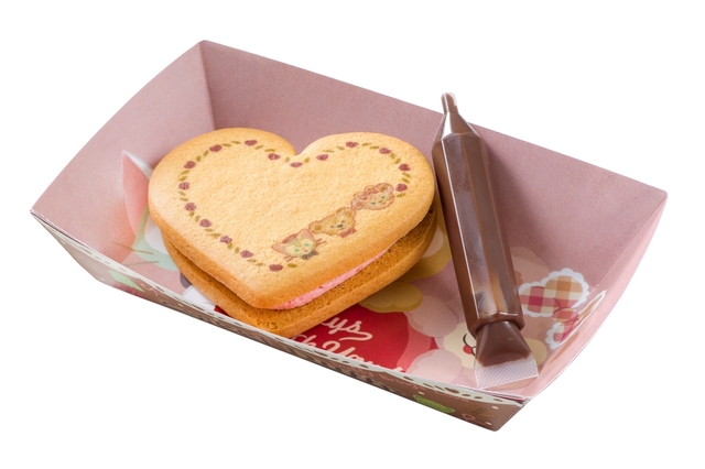 ハートクッキー（ラズベリー＆バニラクリーム）1個 ¥380【販売店舗】ケープコッド・コンフェクション、ハドソンリバー・ハーベスト、リバティ・ランディング・ダイナー｜東京ディズニーシー「スウィート・ダッフィー」スペシャルメニュー（2017年）