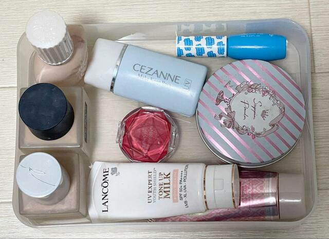 【ダイソー 積み重ね収納ボックス（浅型、15.2cm×21.5cm×4.3cm）】毎日使うアイテムたちをすぐに取り出せます