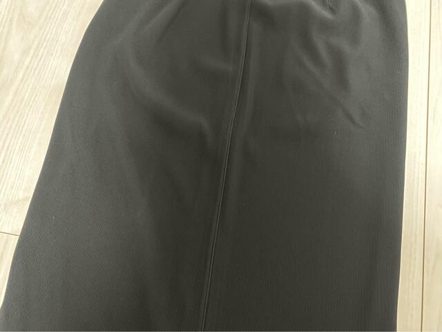 【GU フロントジップナローロングスカートQ】バックスタイルはセンターライン入り。すっきり見えます