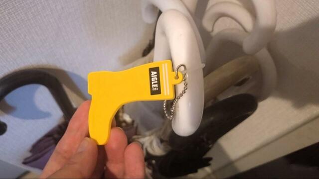 【AIGLE（エーグル） ビッグショルダーバッグ】チャームは傘につければアンブレラマーカーにもなります♪