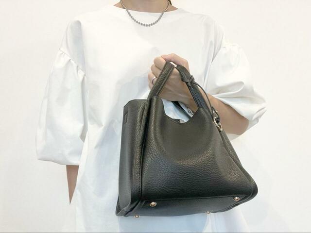 【GLOBAL WORK スペ軽変形5WAYBAG】シンプルなブラウスコーデにはハンドバッグ合わせがおすすめ♪