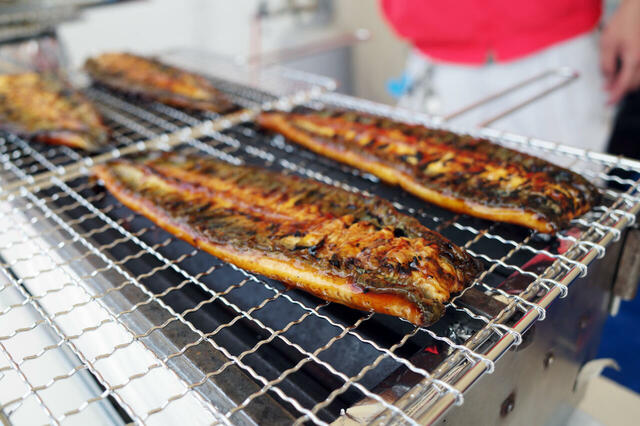(写真はイメージです)「国産うなぎ長蒲焼き」1尾(約130~150g 全長20cm前後) 1,700円(税込)/「国産うなぎ長蒲焼き 大サイズ(約180~200g 全長約25cm)」1尾 2,300円(税込)/「中国産うなぎ長蒲焼き 大サイズ」1尾 900円(税込)/「中国産うなぎ長蒲焼き 特大サイズ」1尾 1,200円(税込)