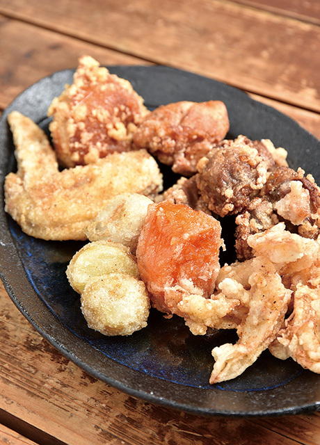 吉吾 駒込店／変わり揚げ各種 100g 247円など 「砂肝からあげ」などのほか、週替わりのメニューもある。お気に入りを見つけよう。