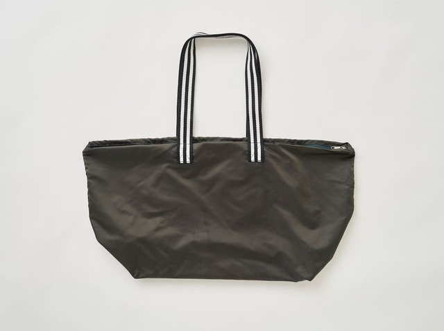 「たためる大きなかばん」裏面（カーキ）