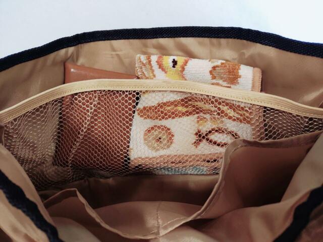 メッシュポケットには、ハンカチなどの小物も入る