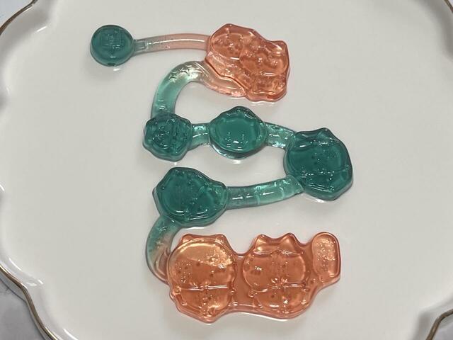 綺麗に外せました!ピンクの箇所はブドウ味、ブルーの箇所がソーダ味です