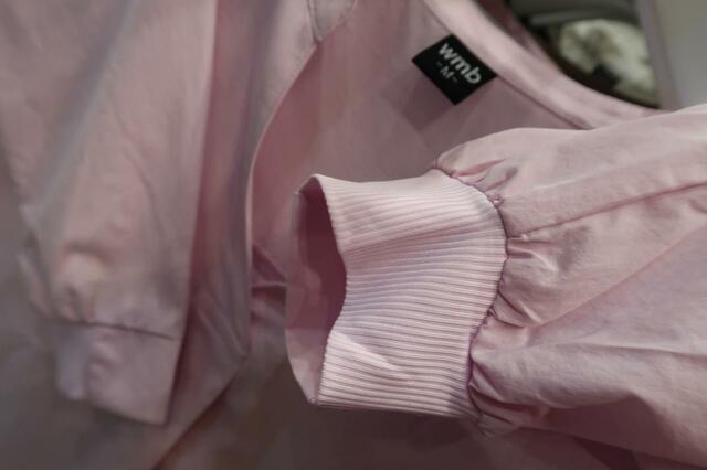 「シーンレスカットブラウス」袖のリブで腕まくりしても落ちにくい