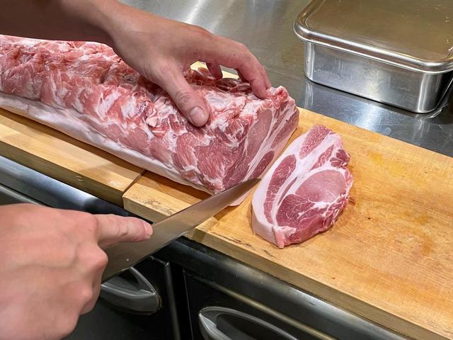 【豚肉専門料理店とんかつのり】注文ごとに肉をカットする