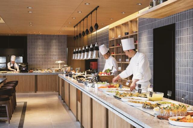 「ブッフェレストラン「ブリッジ」」【「和牛もも肉のローストビーフ」も登場!シェラトングランドホテル広島でクリスマスシーズンを彩る“豪華ブッフェ”開催!】