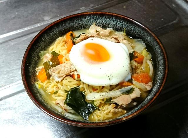 半熟卵を乗せ、コショウを振りかければ完成