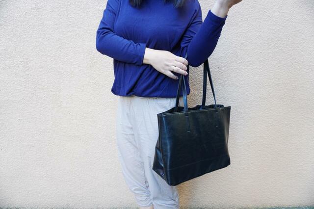 オンオフでも使えるデザイン【THE EDITORS　仕切り付きで整頓上手なレザー調トートバッグ】