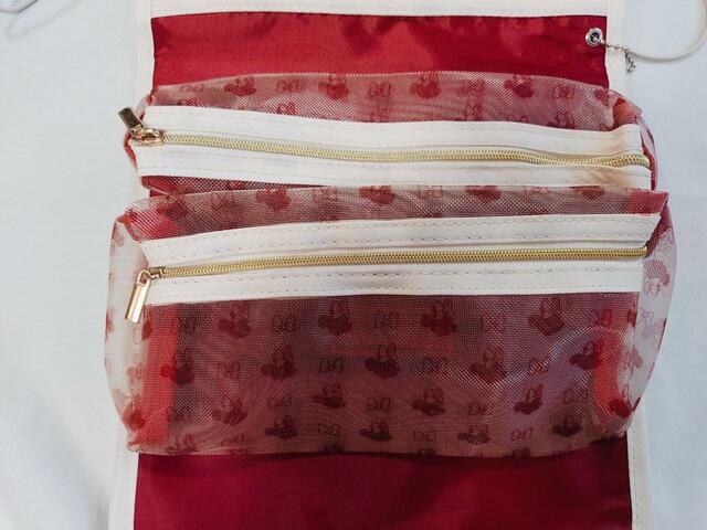 本体である「ミニーマウスポーチ」に、付属のメッシュポーチ2つを取り付けられます