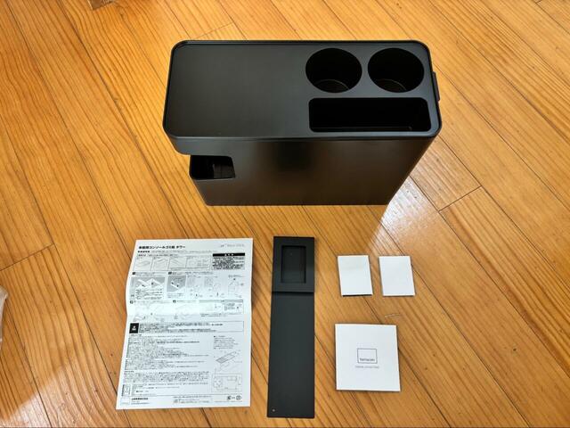 【山崎実業 車載用コンソールゴミ箱 タワー】本体のほかに、固定用パーツや面ファスナーテープが付属しています