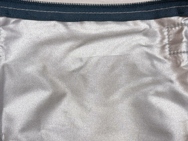 【Coleman付録：撥水加工バッグ】内側はアルミシート生地を採用。保温・保冷機能があるので、気温が高くなるこれからの季節のお買い物にも心強い仕様です！