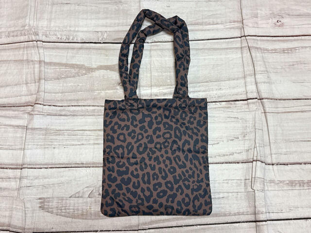 背面は装飾がないシンプルなデザイン