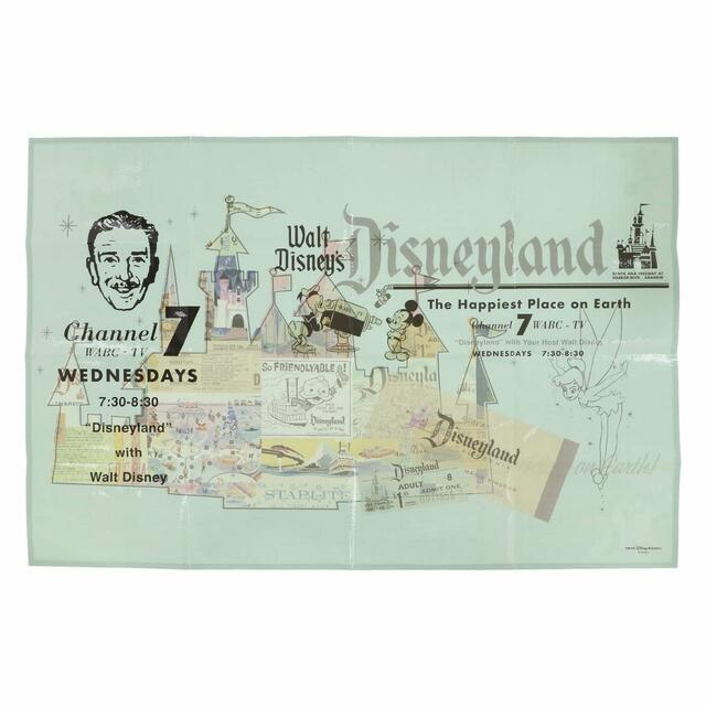 レジャーシート 750円｜サイズ：（レジャーシート）縦約60×横約90cm、（ケース）縦約25×横約20cm｜東京ディズニーリゾート「ディズニー100」グッズ｜販売店舗：東京ディズニーランド「ギャグファクトリー/ファイブ・アンド・ダイム」、東京ディズニーシー「エンポーリオ」｜発売日：2023年2月2日（木）