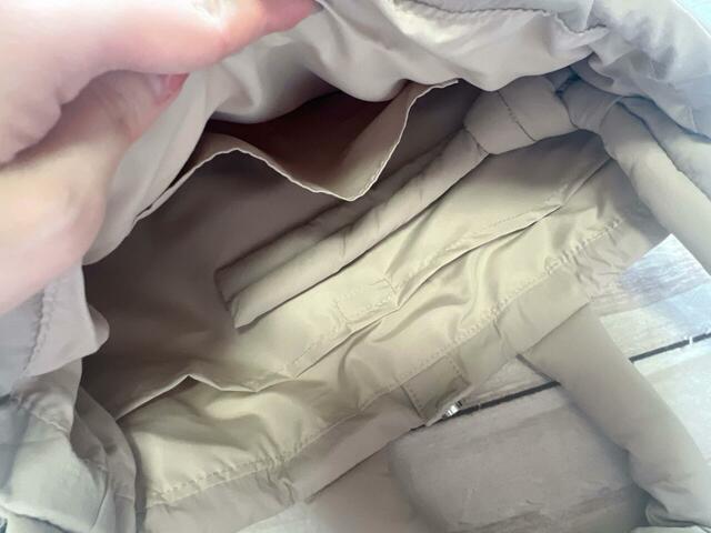 内側のバック側に大きいサイズの＠ポケットがひとつ