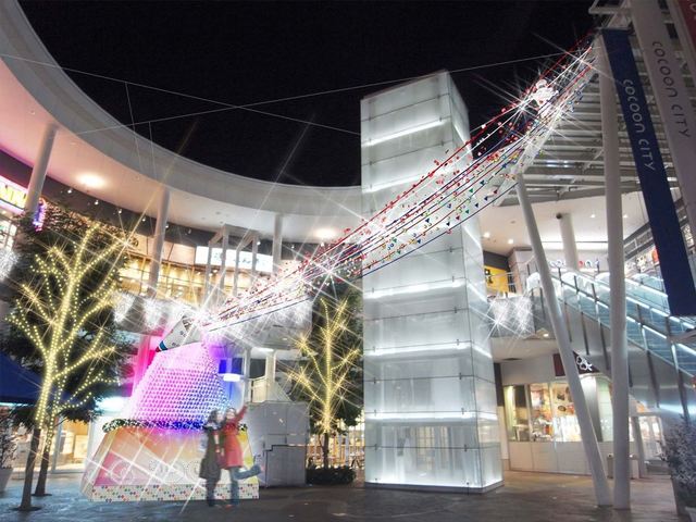 幻想的な輝きを放つシャンパンタワーと弾けるクラッカーが来場者を迎えるコクーンプラザ（コクーン1）の「セレブレーションプラザ」コクーンシティ）