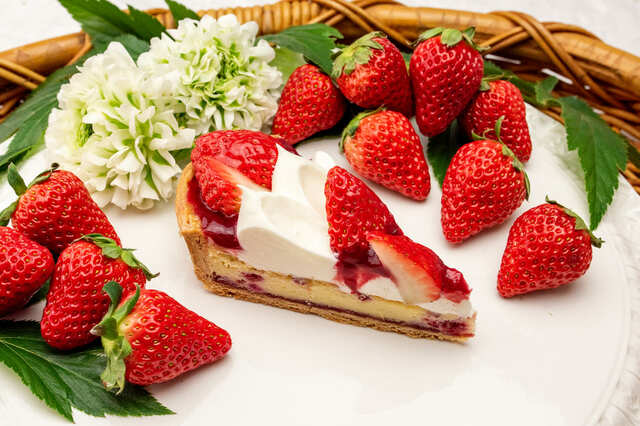 「輪花型 “空浮いちご”とホワイトチョコのチーズスフレタルト」Piece ￥864