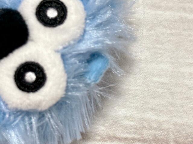 【GU×パペットスンスン】上部にはループ付き。カラビナやストラップをつければバッグにつけたりポシェット風に持ち歩けそう!