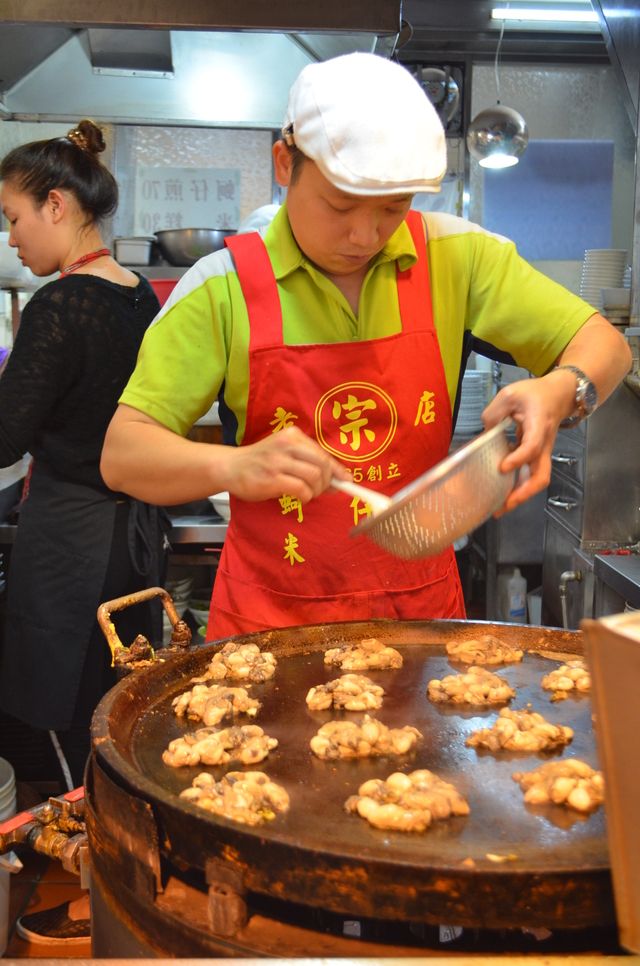 『圓環邊蚵仔煎』店頭の職人パフォーマンスに見入っているとあっという間に待ち時間が過ぎる