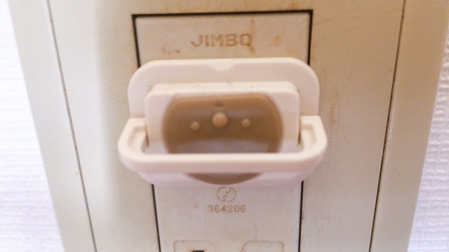 回転式コンセントキャップ 24個入り／表面のカバーを回転させると外れる