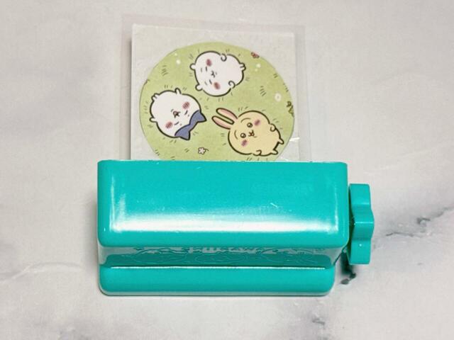 シールシートをシールメーカー本体の背面の溝に差し込みます