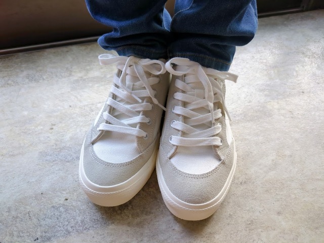 【niko and… オリジナルオーガニックレースアップスニーカー】履き口が狭いせいか着脱はややしにくいかも。サッと脱ぎ履きしたい方はゴム製のシューレースなどに付け替えても良さそう